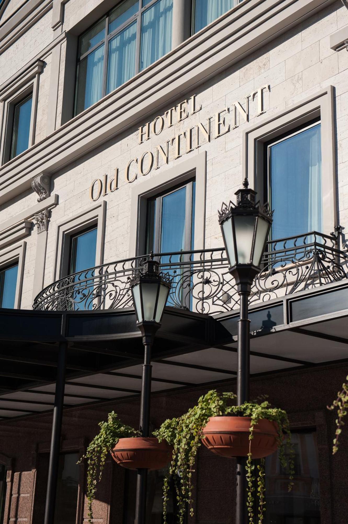 Old Continent Hotel Uzhhorod Bagian luar foto