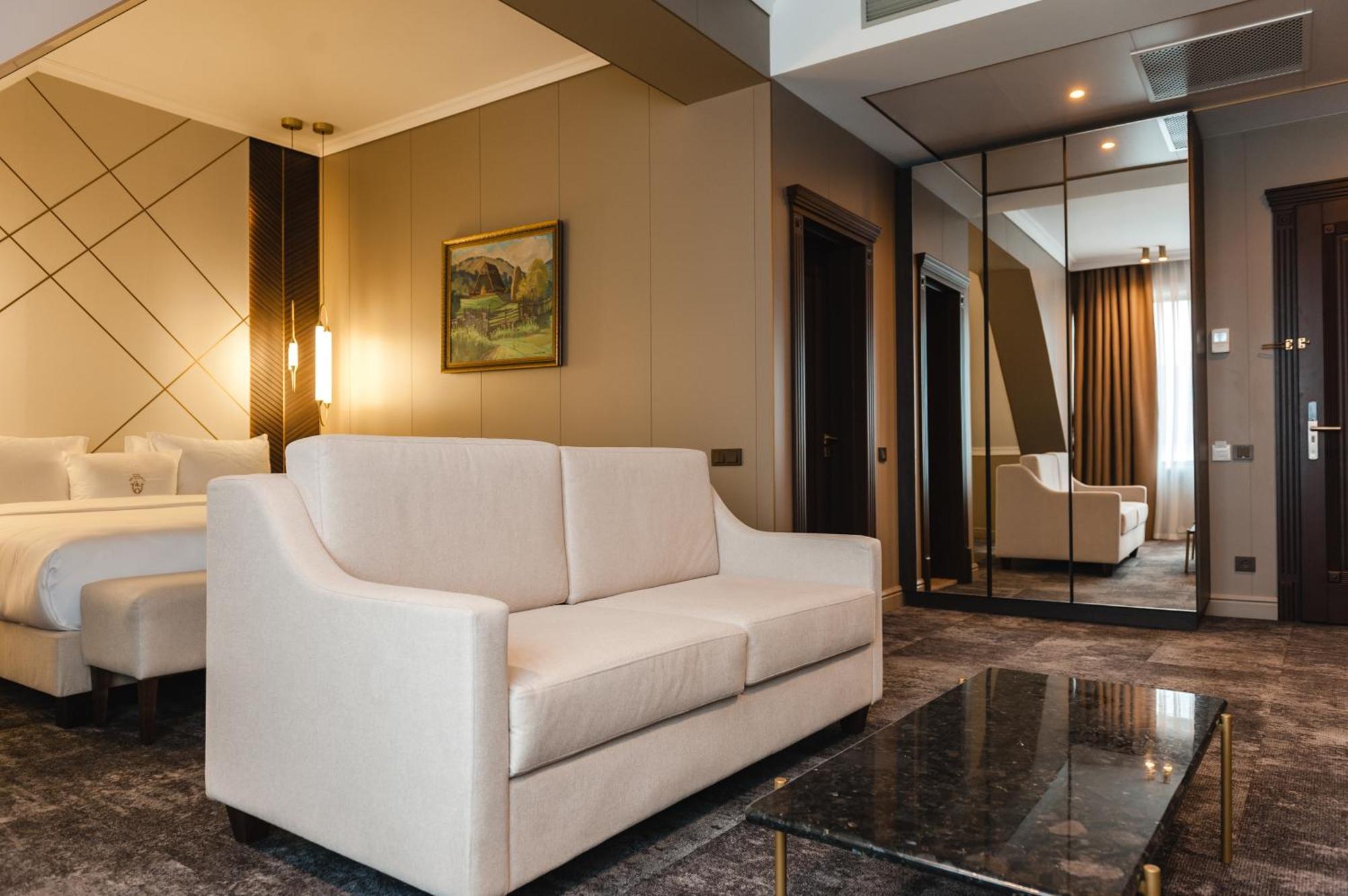 Old Continent Hotel Uzhhorod Bagian luar foto