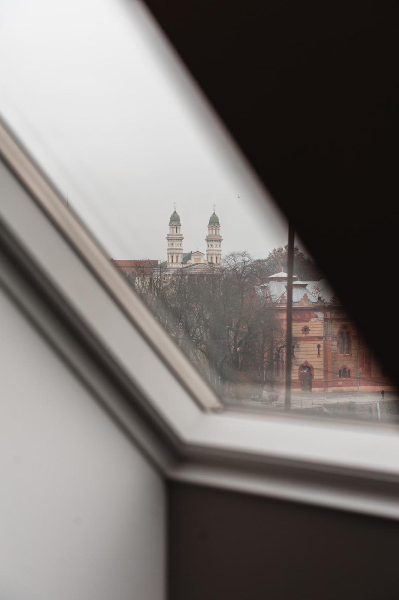 Old Continent Hotel Uzhhorod Bagian luar foto
