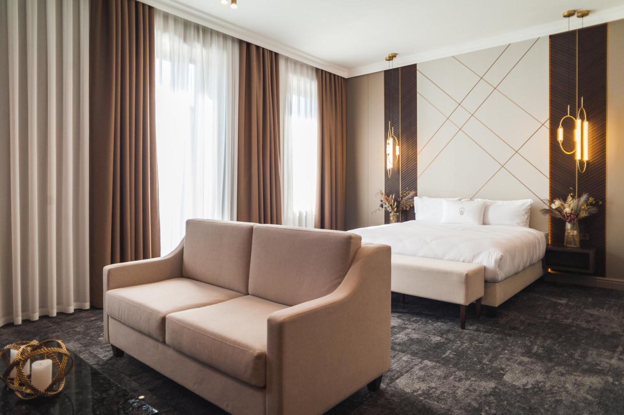 Old Continent Hotel Uzhhorod Bagian luar foto