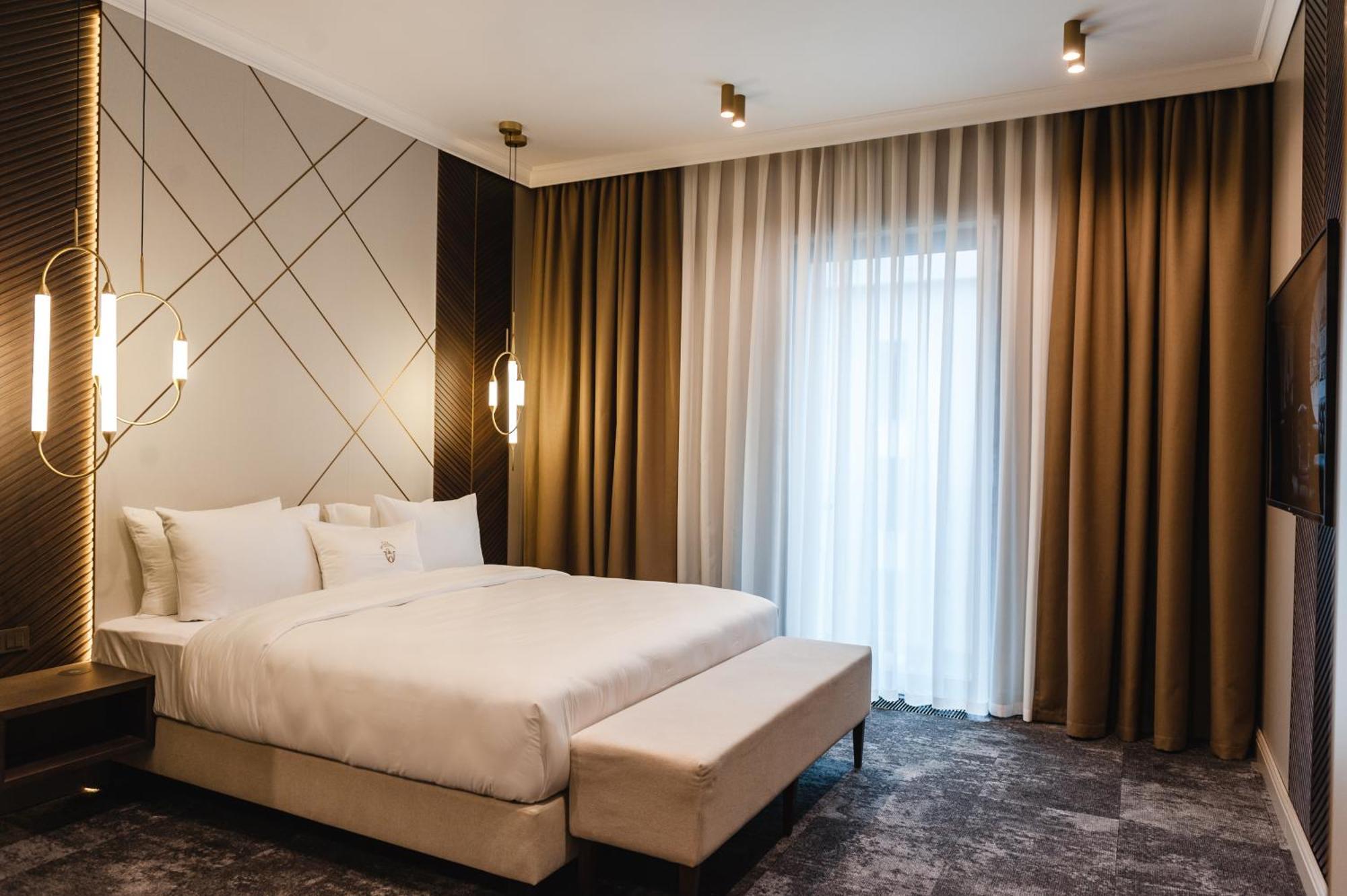 Old Continent Hotel Uzhhorod Bagian luar foto