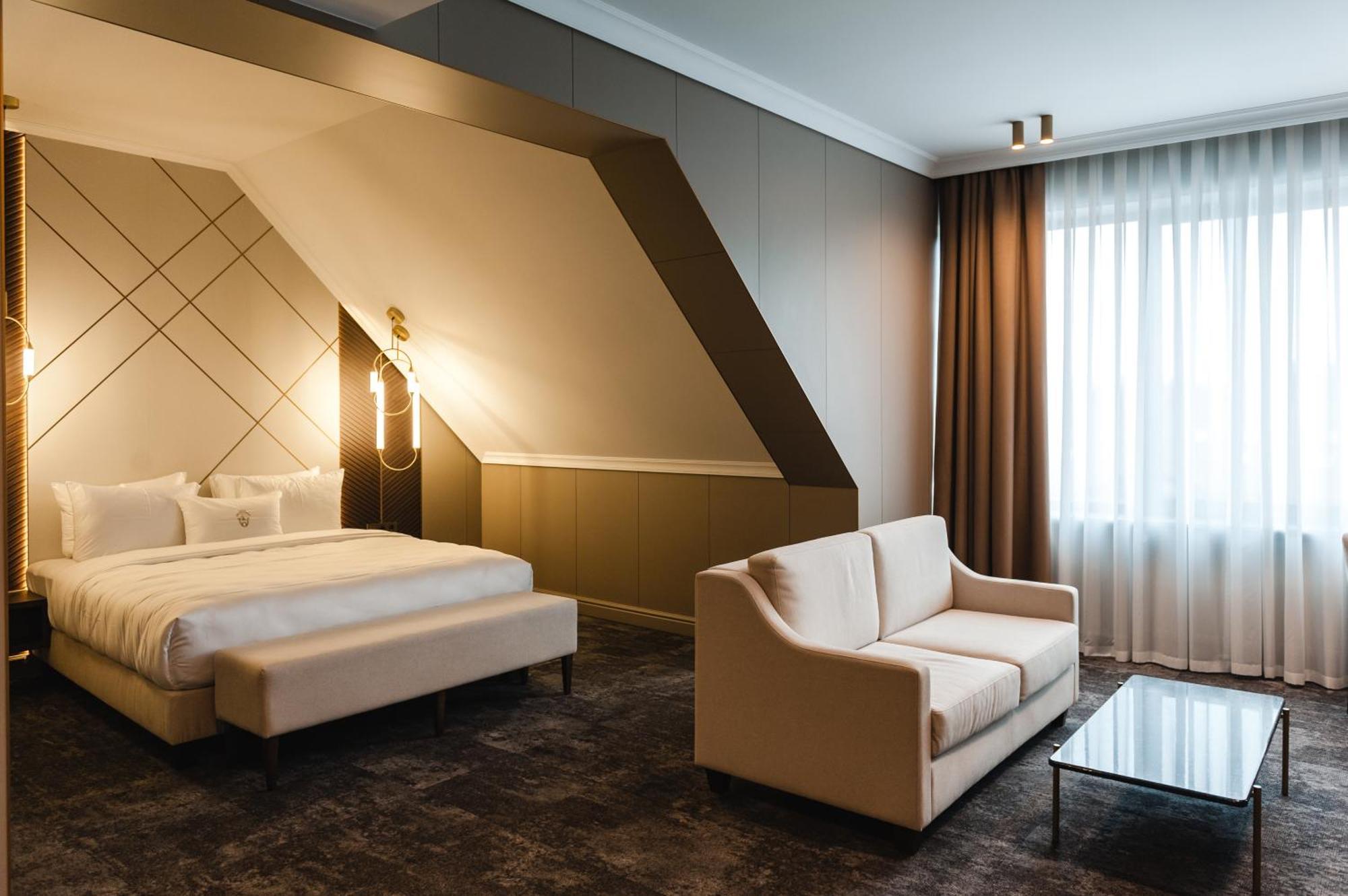 Old Continent Hotel Uzhhorod Bagian luar foto