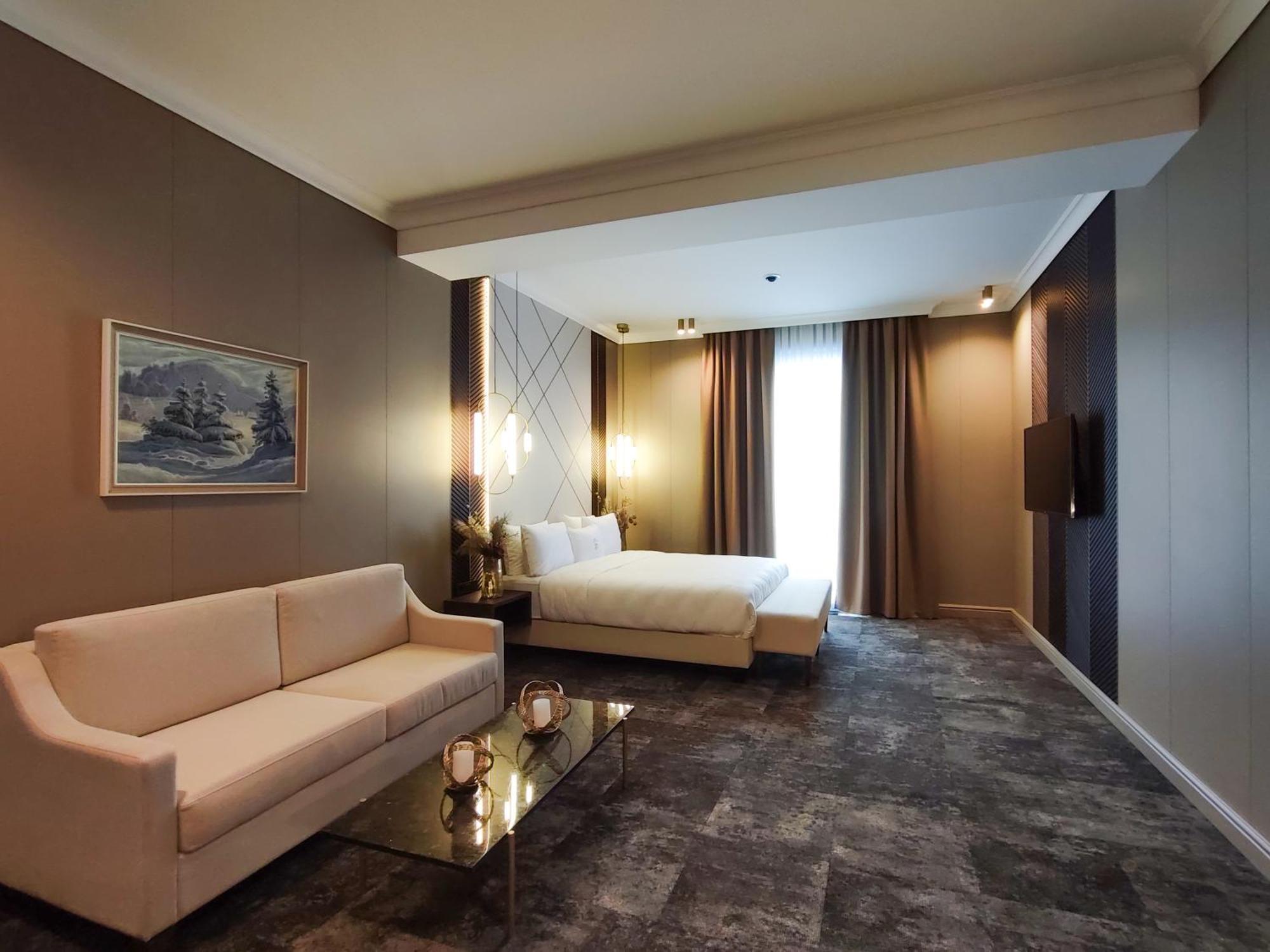 Old Continent Hotel Uzhhorod Bagian luar foto