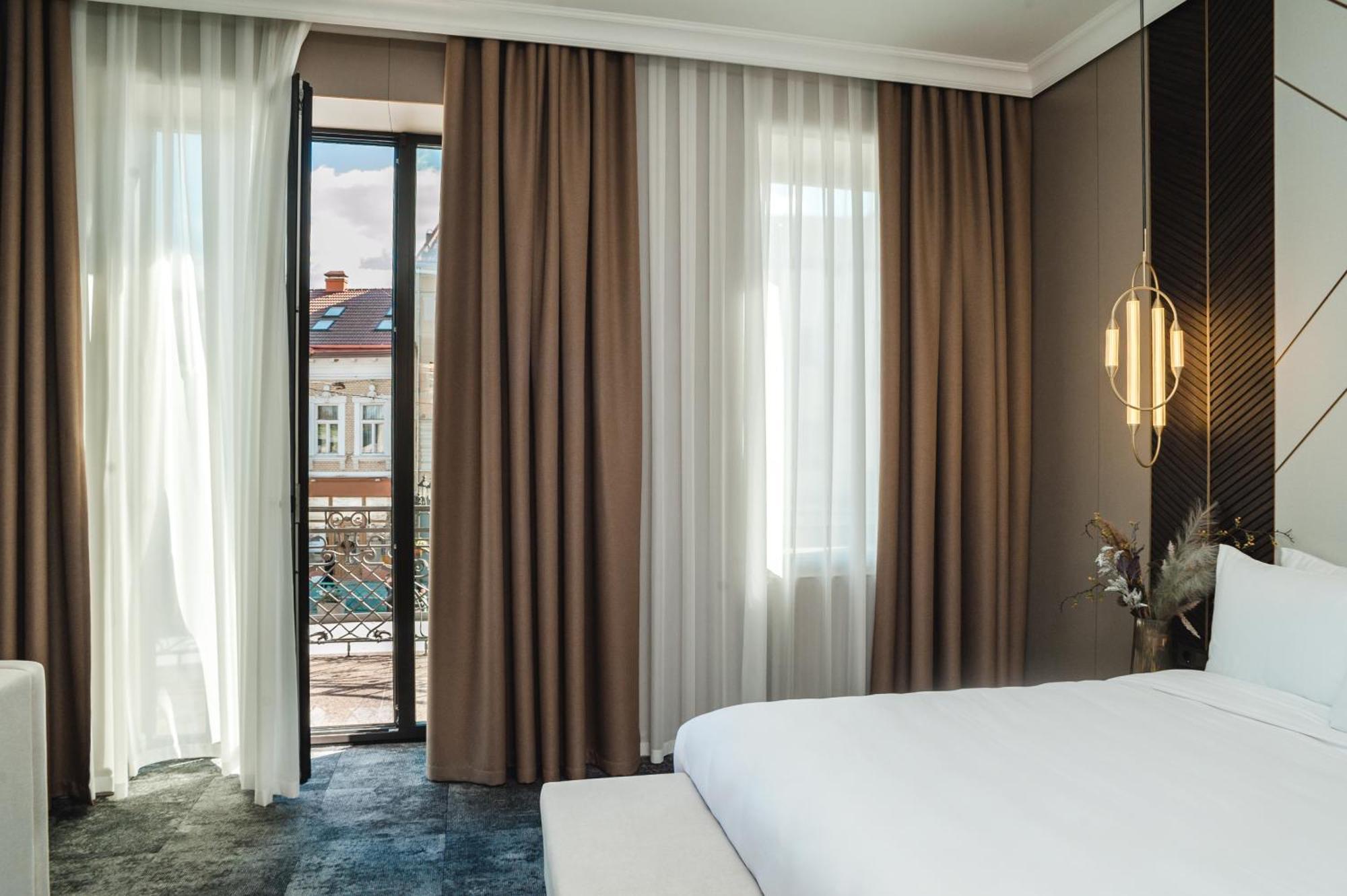 Old Continent Hotel Uzhhorod Bagian luar foto