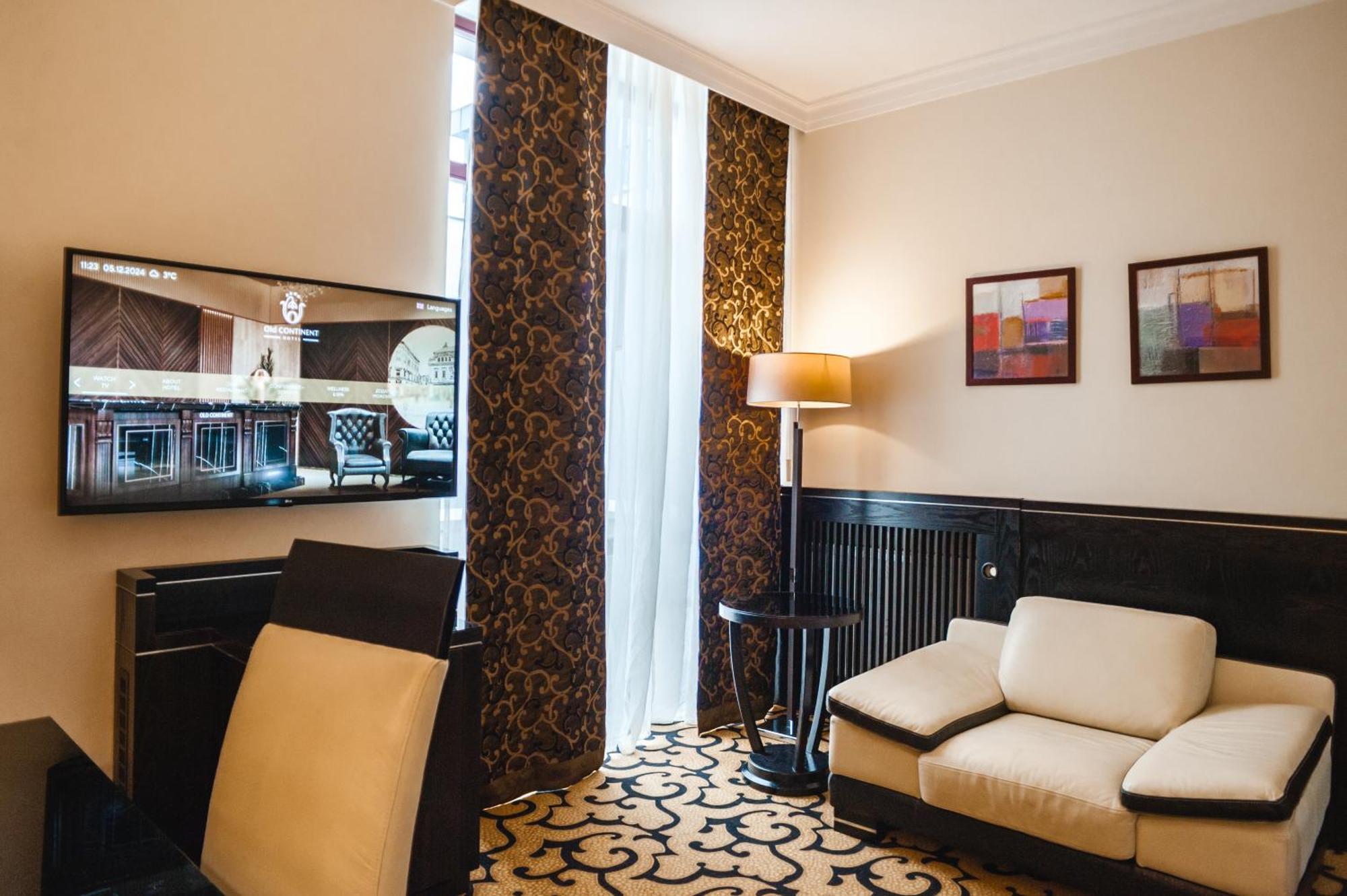 Old Continent Hotel Uzhhorod Bagian luar foto