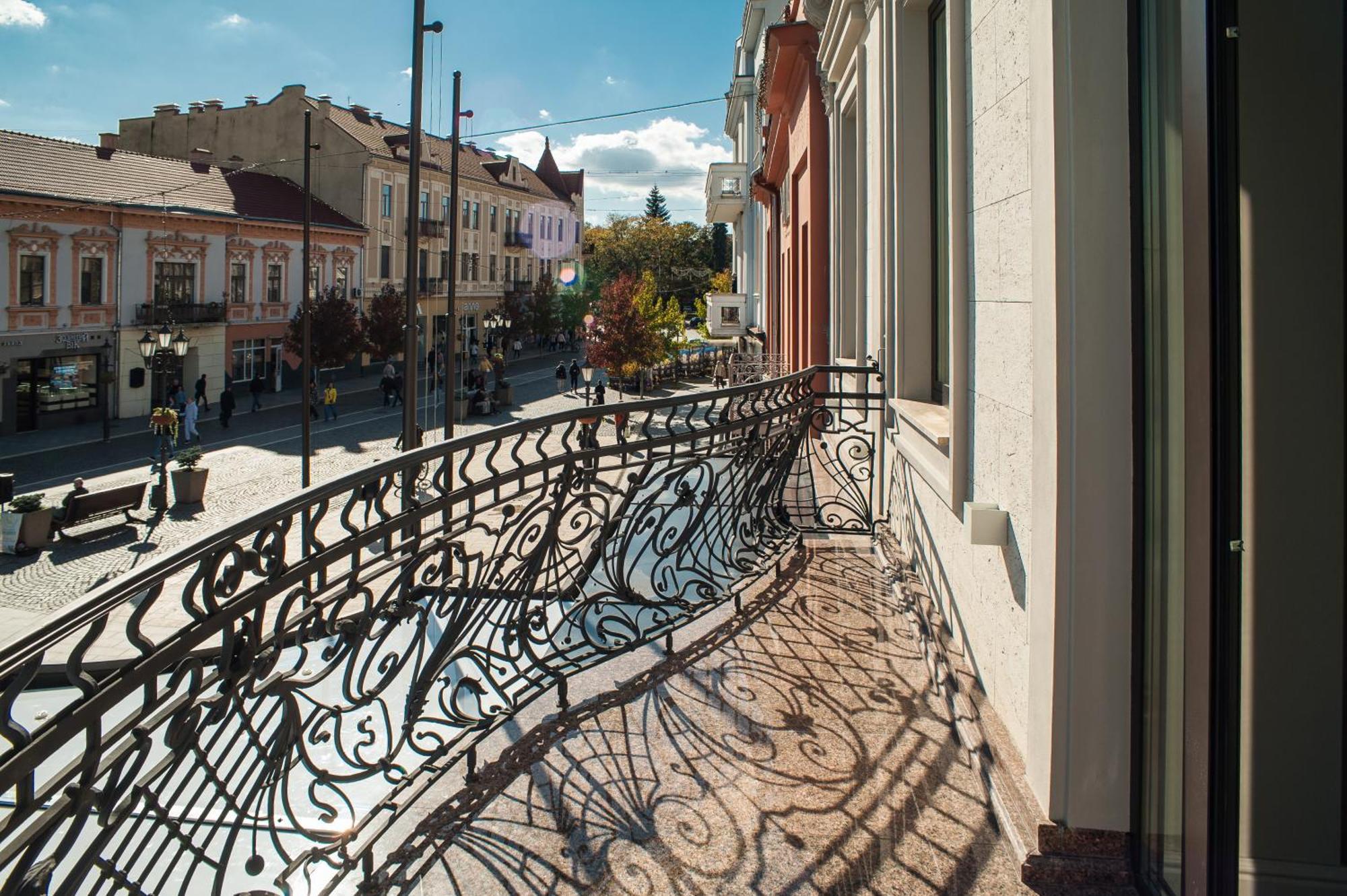 Old Continent Hotel Uzhhorod Bagian luar foto