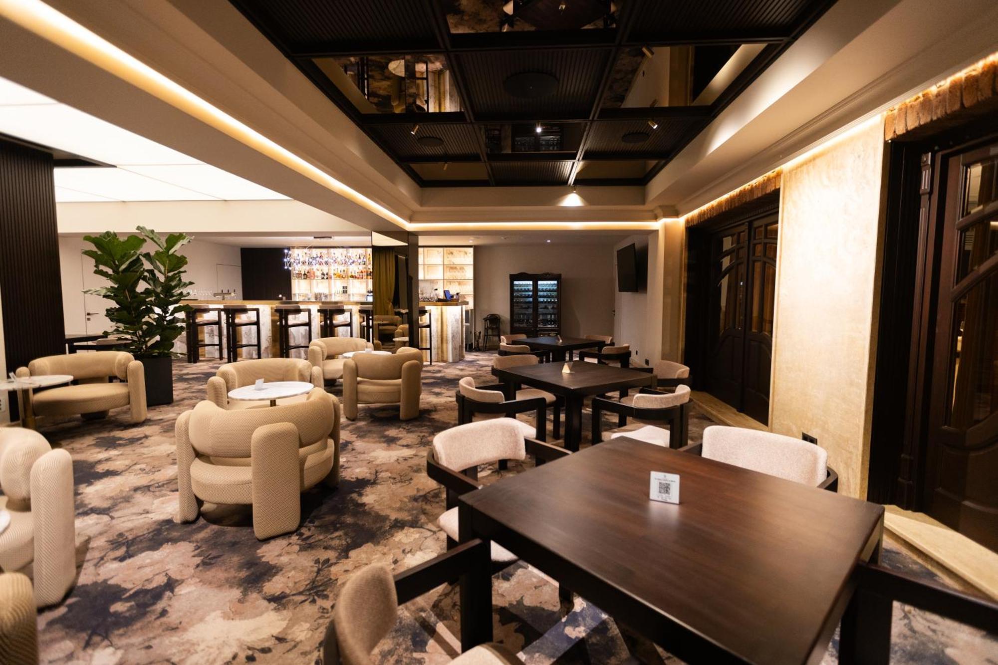 Old Continent Hotel Uzhhorod Bagian luar foto