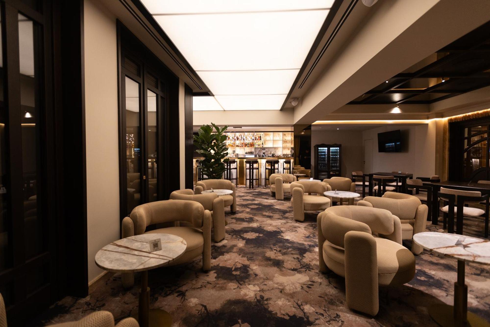 Old Continent Hotel Uzhhorod Bagian luar foto