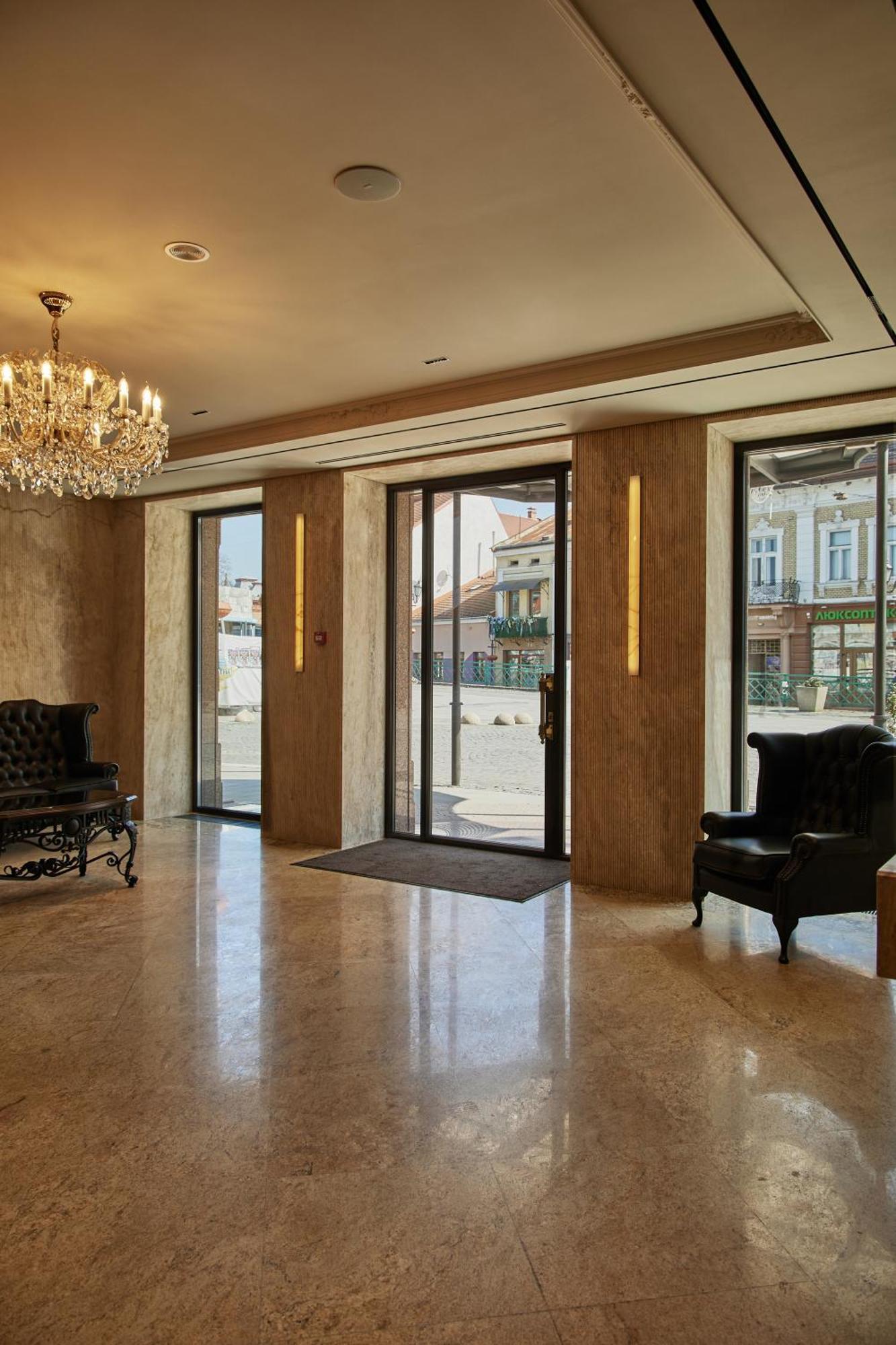 Old Continent Hotel Uzhhorod Bagian luar foto