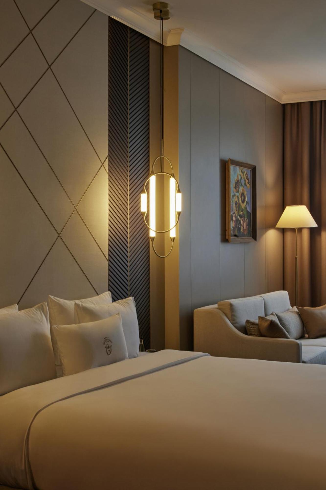 Old Continent Hotel Uzhhorod Bagian luar foto