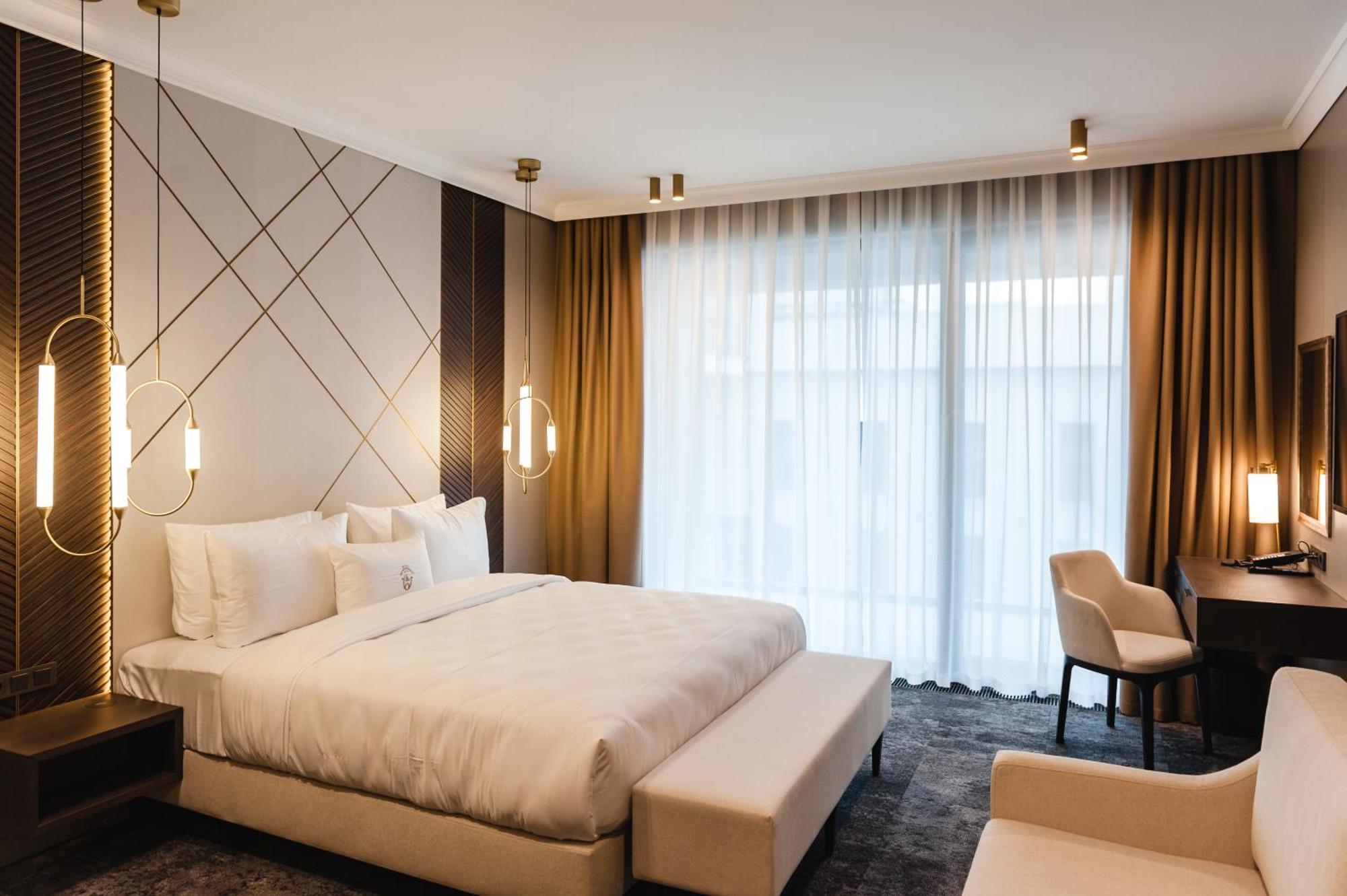 Old Continent Hotel Uzhhorod Bagian luar foto